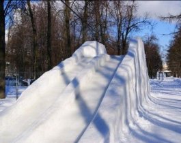За катание с ледяных горок с Челябинцев начали брать деньги