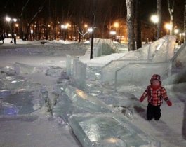 В Кыштыме вандалы уничтожили ледовый городок