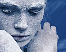 Девочка едва не заморозила свою мать на балконе