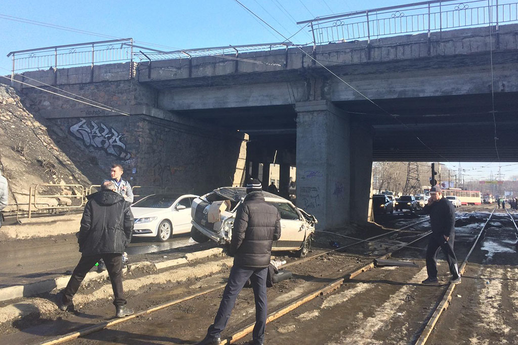 Авария с мостом в сша. С моста упала машина Челябинск. Обрушился мост в Екатеринбурге. Мост в Челябинске.