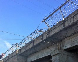 В Челябинске с моста рухнула иномарка с беременной женщиной (ФОТО)