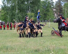 В ЧЕЛЯБИНСКЕ ПРОЕКТ «ЖИВАЯ ИСТОРИЯ» ВОССОЗДАЛ ПОЛТАВСКУЮ БИТВУ