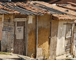 Семью с маленькими детьми принудительно выселили из разваливающейся лачуги под Челябинском