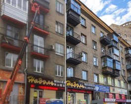 Смена настроения: оранжевые балконы дома на центральном проспекте Челябинска перекрасили