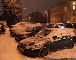 В Челябинске задержали мужчину, бившего стёкла машин во дворе