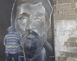 Челябинец нарисовал на воротах гаража портрет Высоцкого