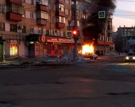 Легковушка с пассажирами внутри взорвалась в центре Челябинска