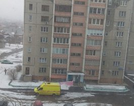 В Челябинске из окна высотки выпала женщина. Очевидцы не исключают версию убийства