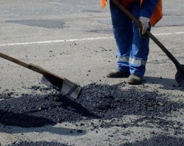 Отремонтированные полгода назад челябинские дороги покрылись трещинами и выбоинами