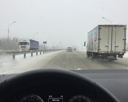 Челябинск встал в пробках из-за апрельского снегопада