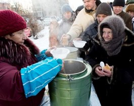 Из-за резкого скачка курса валют в России подорожают отдых, техника, машины и еда
