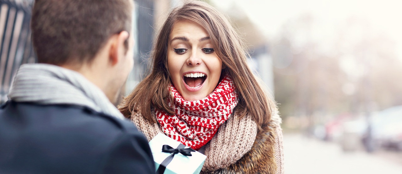 Трусики-танга и звезда с неба - список самых ненужных подарков к 8 марта