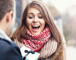 Трусики-танга и звезда с неба - список самых ненужных подарков к 8 марта