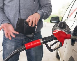 Правительство РФ «не ставит задачу» снижать цены на бензин