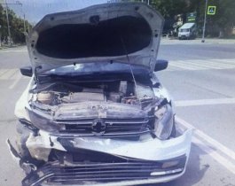 В Челябинске автомобиль вылетел на остановку