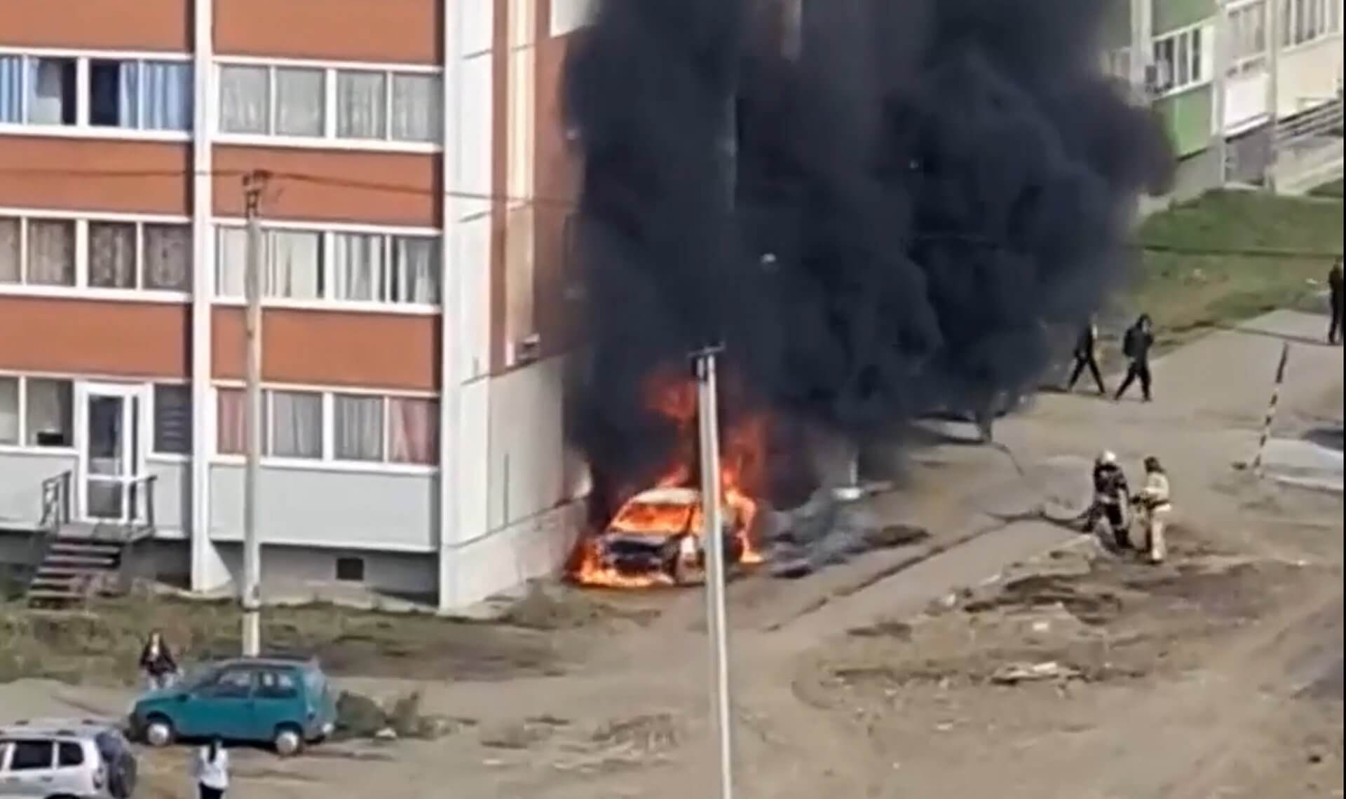 В Челябинске возле многоэтажки вспыхнул автомобиль