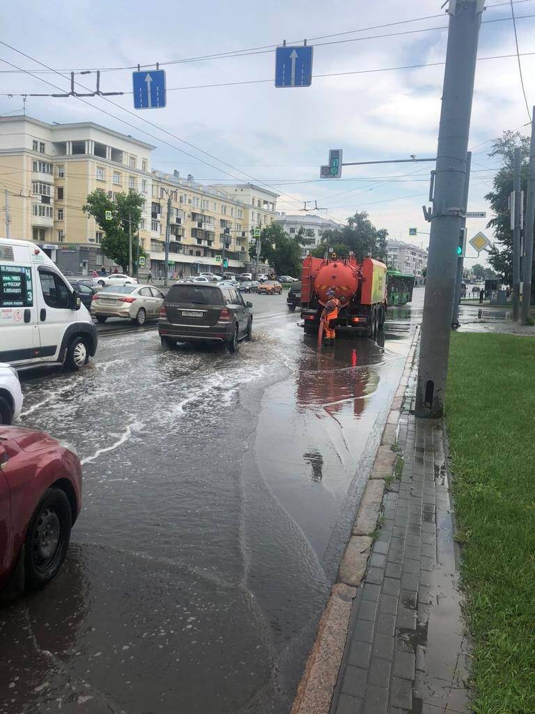В Челябинске восемь участков дорог подтопило из‑за засорившихся ливневок