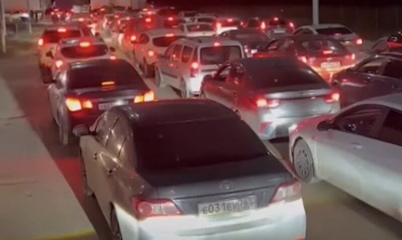 В Челябинской области на границе с Казахстаном машины встали в пробке / По слухам сегодня вечером перекроют границы