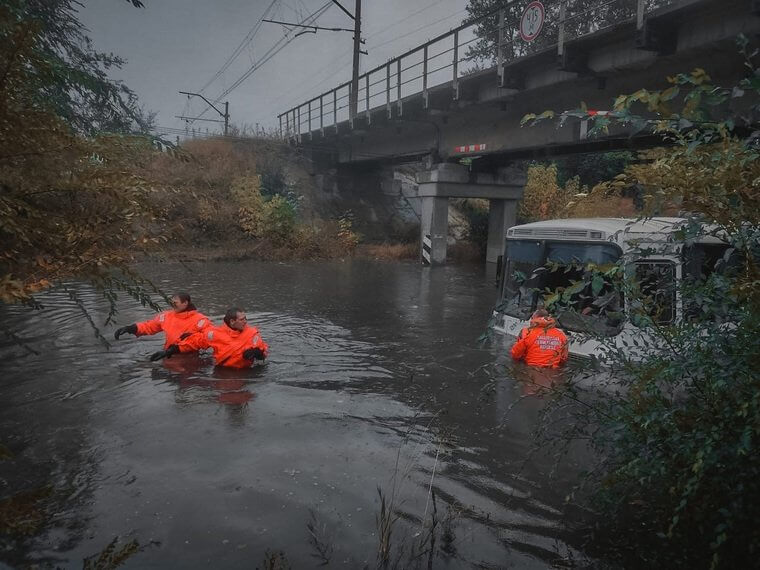 Автобус с 25 пассажирами заглох в глубокой луже в Ленинском районе