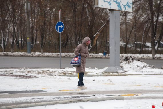 «Рядовое явление поздней осени»: почему обледенелые тротуары сводят на нет траты на бульвары и новый транспорт