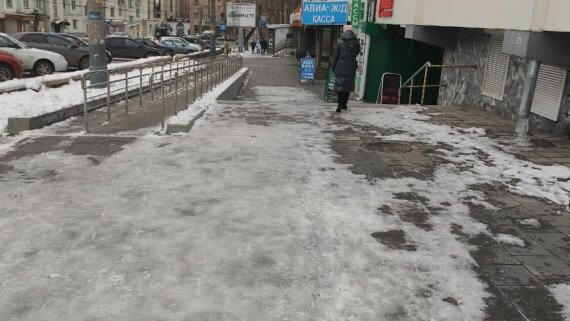 Жители Челябинска в соцсетях продолжают выкладывать фото обледеневших тротуаров, по которым очень трудно передвигаться.