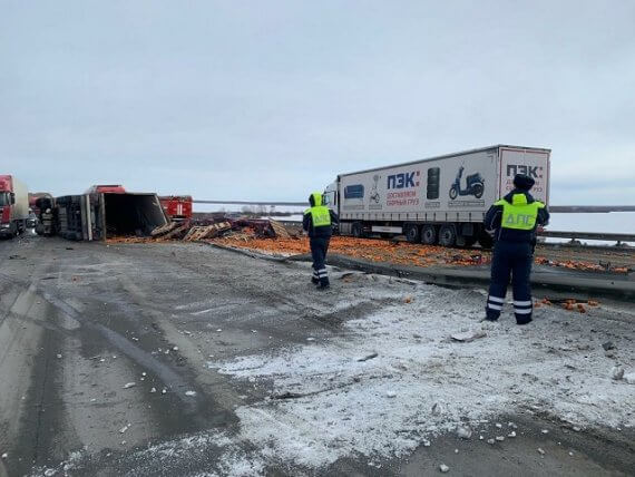 В Челябинской области на трассе перевернулась фура с апельсинами