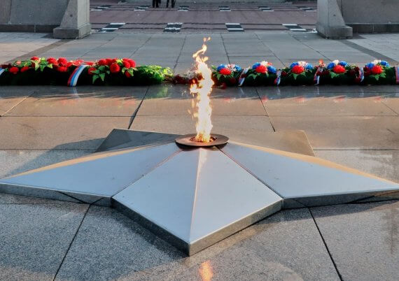 Школьник из Подмосковья взорвал Вечный огонь и попал на видео