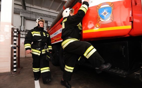 Ребенок в Челябинске едва не сорвался с 4 этажа