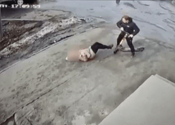 В Челябинске самокатчик сбил пенсионерку и скрылся