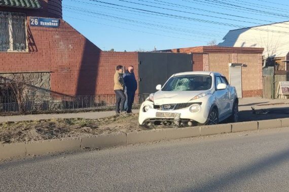 В Челябинске женщина за рулем кроссовера сбила двоих подростков, ехавших на одном самокате