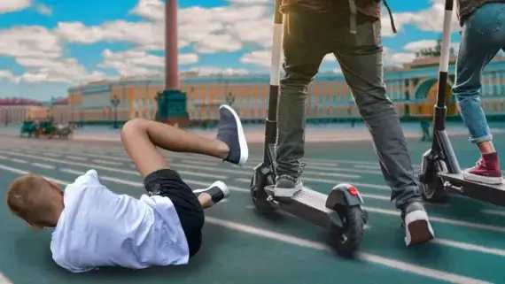 В Челябинске нашли сбившего пенсионерку самокатчика