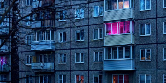 Почему окна светятся фиолетовым цветом. Что там происходит?