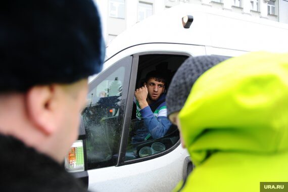 Южноуральские власти продлили запрет на работу мигрантов в маршрутках