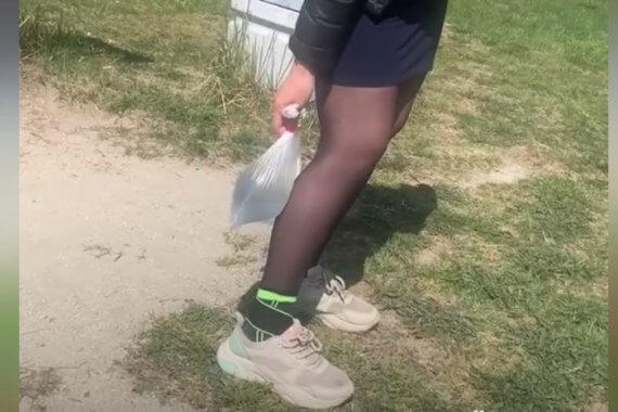 «Как будто о ногу разбили кирпич!» Дети скинули пакет с водой на случайную прохожую — женщина стала инвалидом