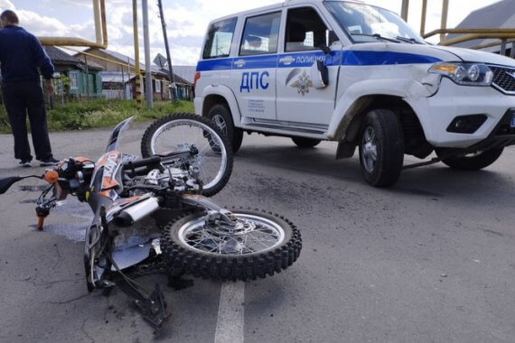 В Челябинской области подростки на мотоцикле столкнулись с машиной ДПС.
