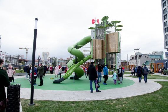 7-летний мальчик лишился кончика пальца на беговом колесе в сквере на новой набережной в Челябинске