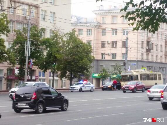 В Челябинске водитель «Форда» сбил пассажирку троллейбуса, которая вышла из салона из-за падения проводов