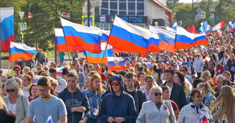 Яркие ленты озарят улицу Кирова Яркие ленточки с цветами флага России будут раздавать совершенно бесплатно.