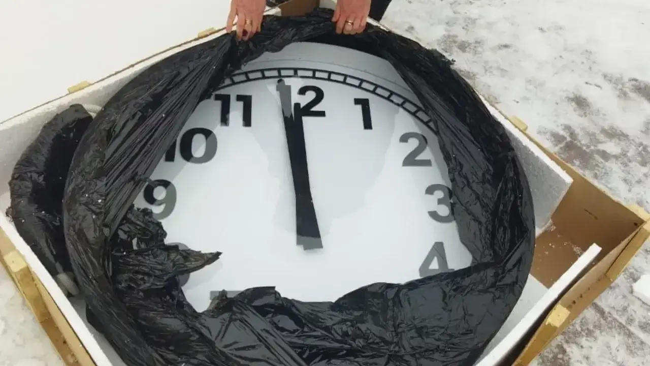 В челябинском сквере установили часы на башне