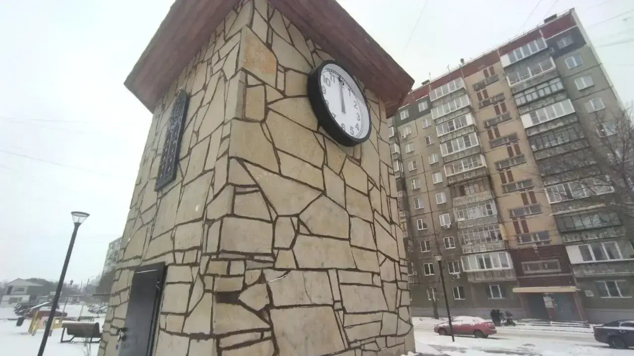 В челябинском сквере установили часы на башне