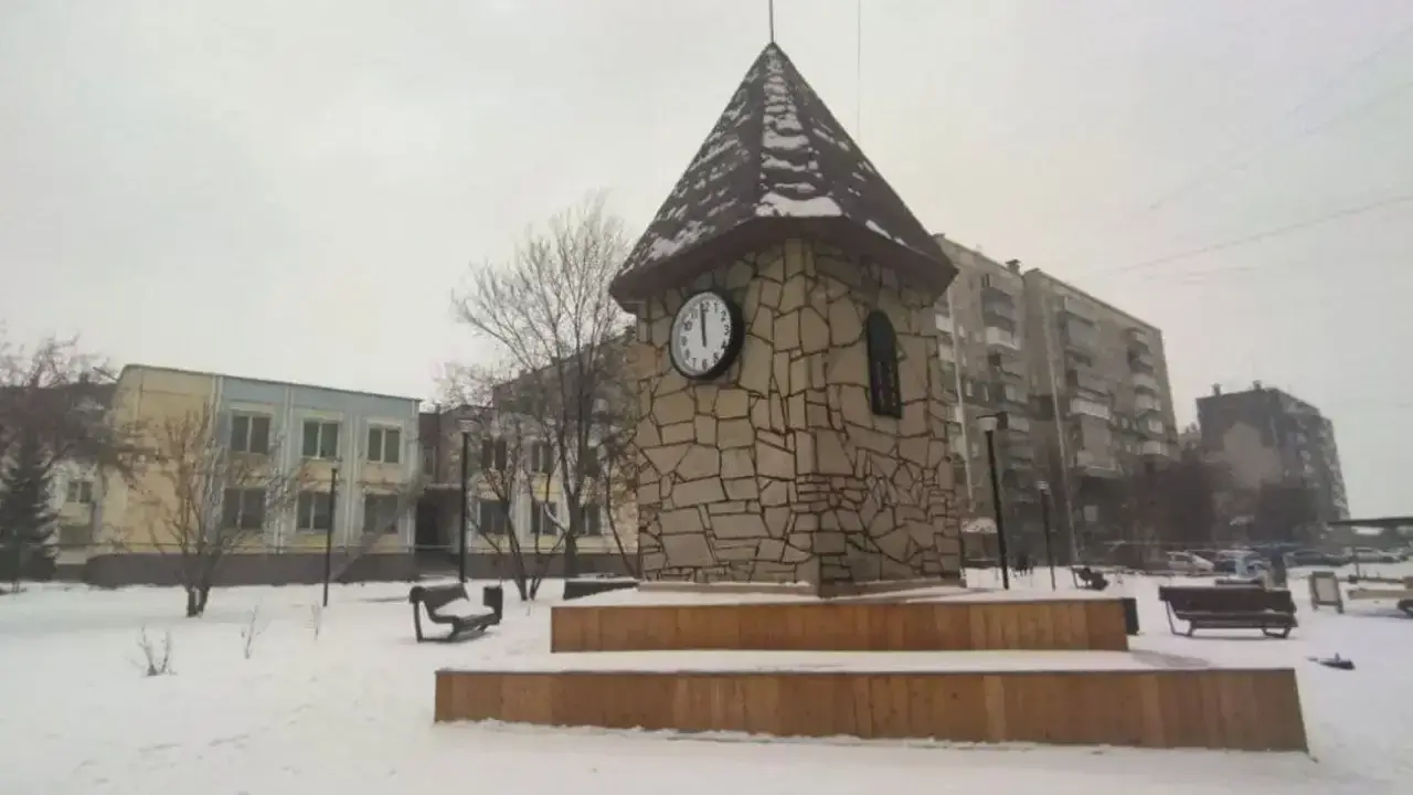 В челябинском сквере установили часы на башне