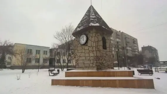 В челябинском сквере установили часы на башне