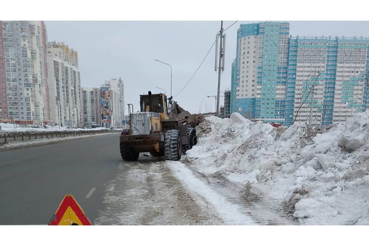 Кучи снега вдоль дороги