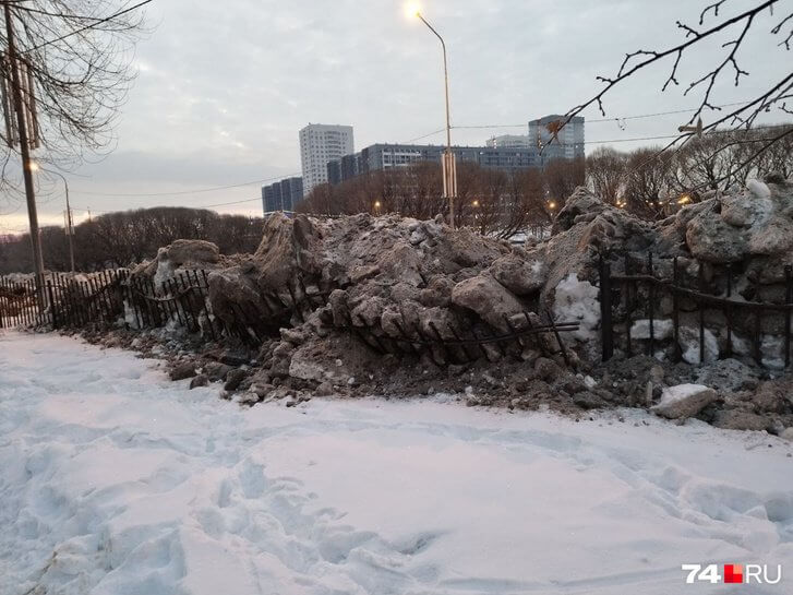 сломали заборы вдоль дороги