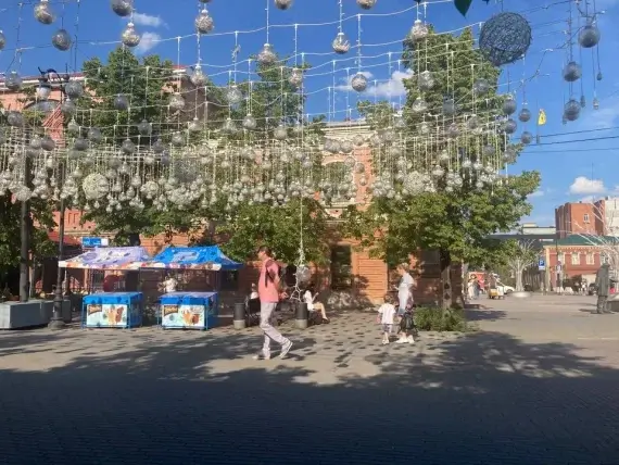 Прыгают и хватаются за шарики: вандалы начали портить световой потолок на челябинской Кировке