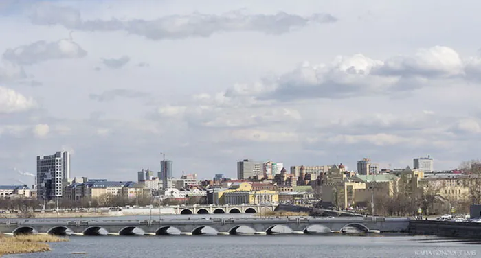 В Челябинске иномарка перевернулась после столкновения на улице Кашириных