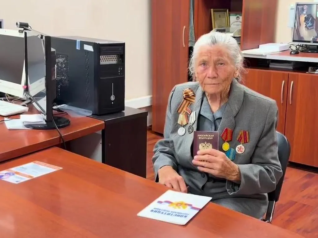 90-летняя уроженка Казахстана получила гражданство России в Челябинске