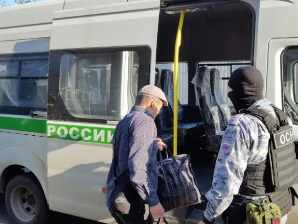Из Челябинской области выдворили группу мигрантов-нарушителей