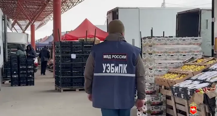 В Челябинске на рынке выявили 11 миграционных нарушений