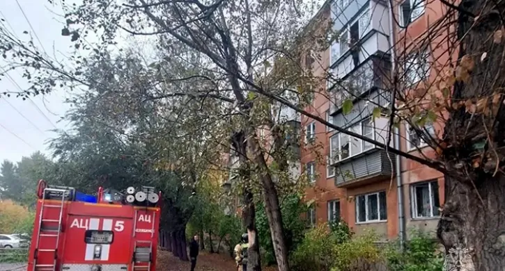 В Челябинске спасли подростка, застрявшего на карнизе 4 этажа